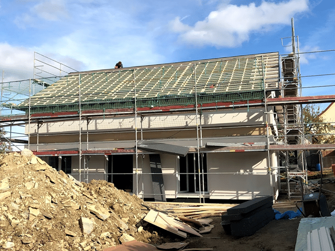 Haus Rohbau mit Gerüst und Dachlatten