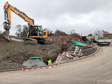 Kettenbagger auf Tiefbau Baustelle